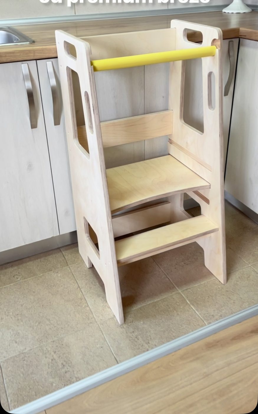 Montessori kuhinjski toranj od breze sa žutom prečkom
