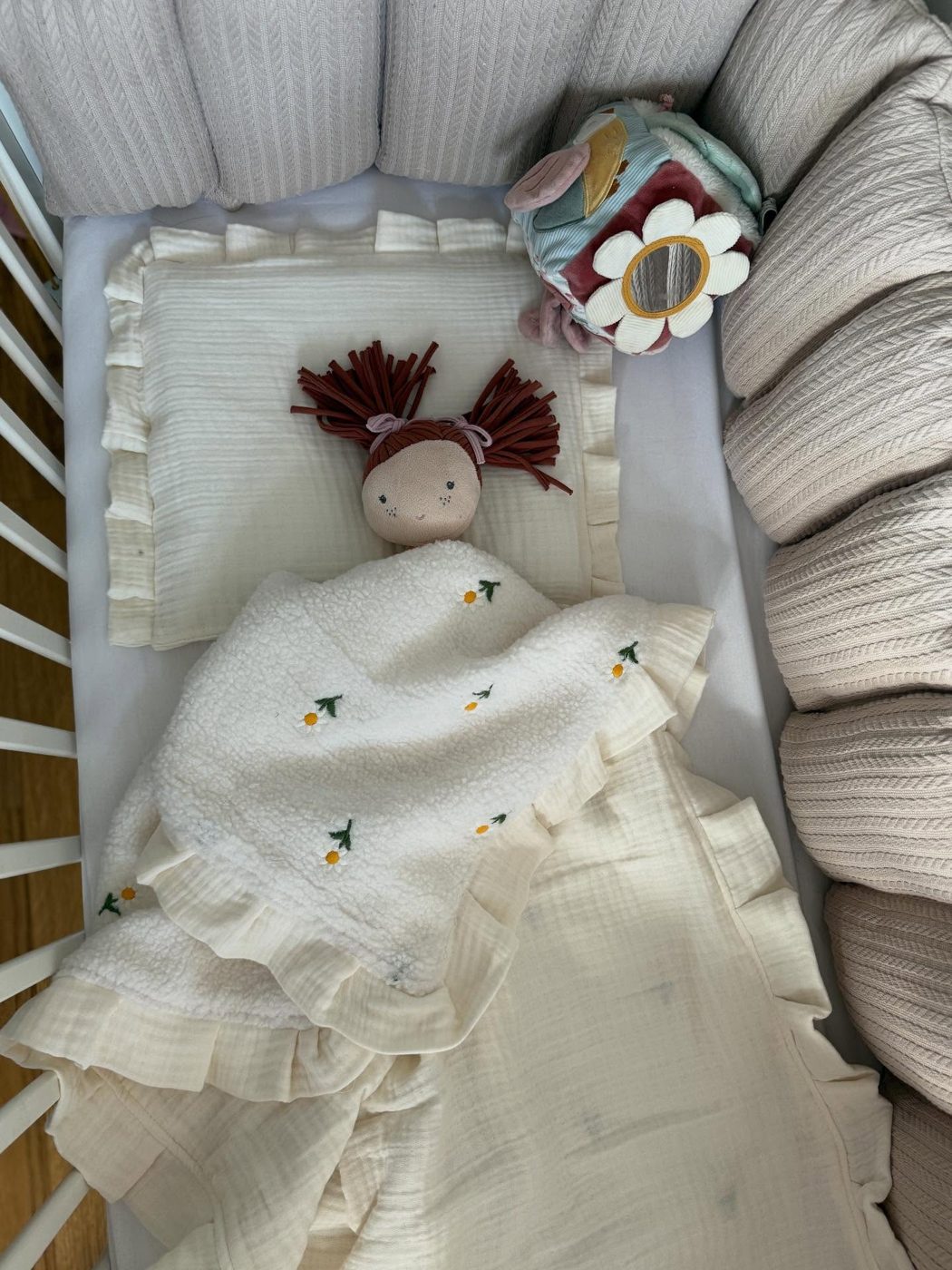 Teddy set za krevetić sa vezenim cvetićima i karnerima