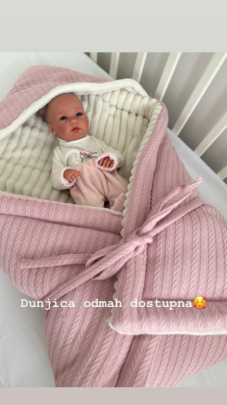 Dunjica od roze pletenine