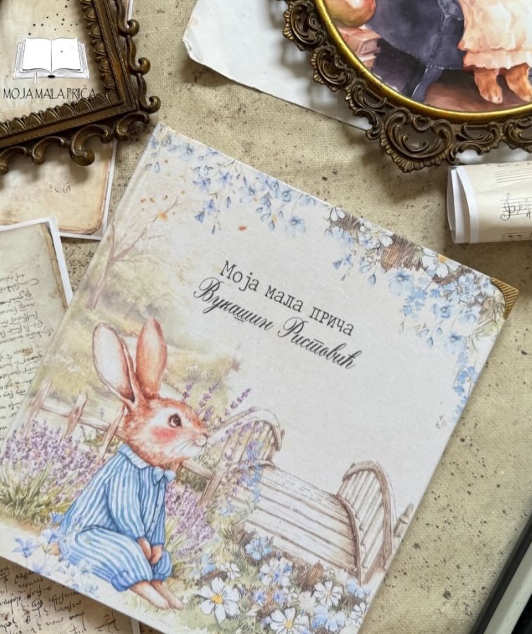 Radosnica Moja mala priča sa ilustracijom zeca u plavoj pidžami i personalizovanim imenom
