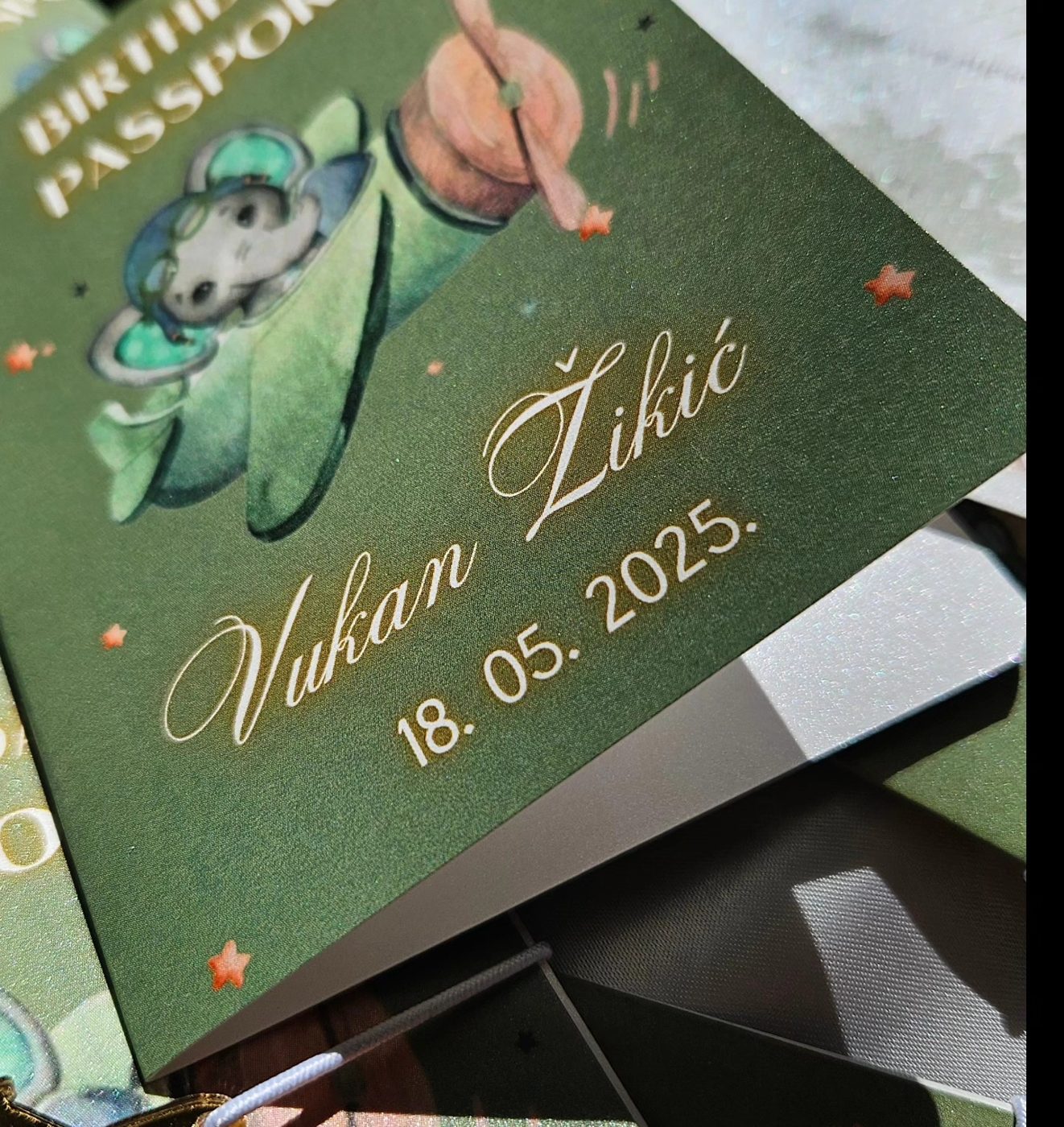 Zelena pasoš pozivnica sa zlatotiskom